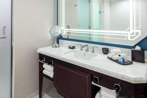 Un baño de The Higgins Hotel New Orleans, Curio Collection by Hilton