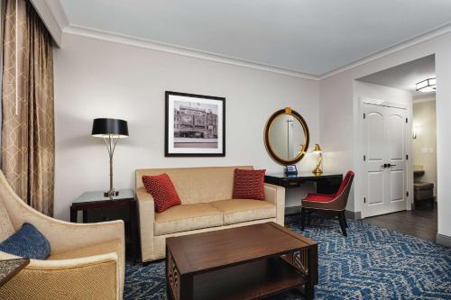 Zona de estar de The Higgins Hotel New Orleans, Curio Collection by Hilton