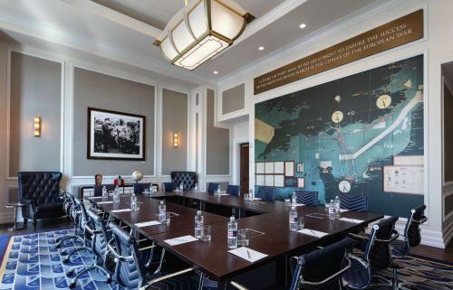 Zona business o sala de conferencias en The Higgins Hotel New Orleans, Curio Collection by Hilton