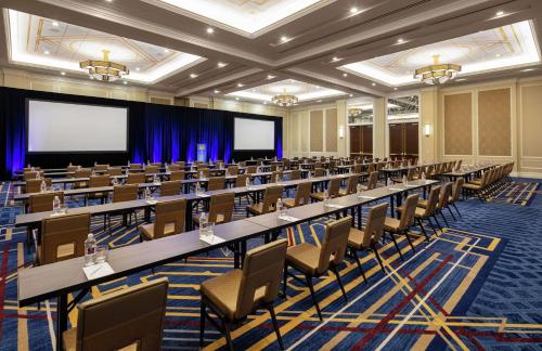 Zona business o sala de conferencias en The Higgins Hotel New Orleans, Curio Collection by Hilton
