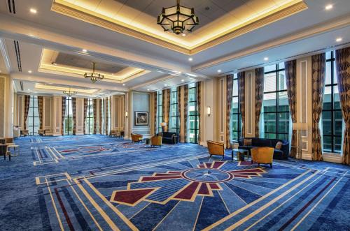 Zona de estar de The Higgins Hotel New Orleans, Curio Collection by Hilton