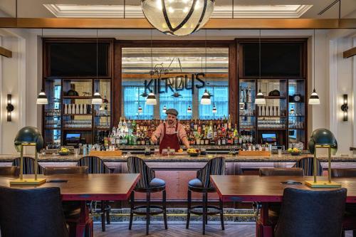Bebidas en The Higgins Hotel New Orleans, Curio Collection by Hilton