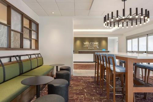 a waiting room with a bar and stools at Hampton Inn Stockton, Ca in Stockton