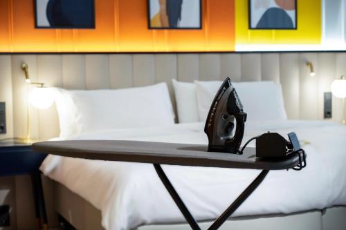 En eller flere senge i et værelse på voco Dusseldorf Seestern by IHG