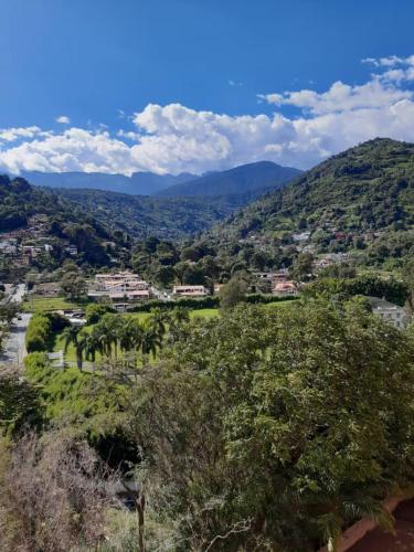 a view of a town with trees and mountains at Apartamentos en Mérida Mejor precio garantizado in Mérida