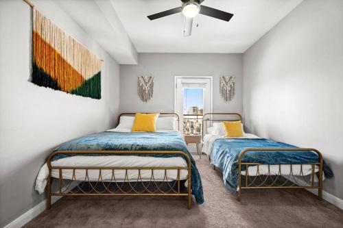 een slaapkamer met 2 bedden en een plafondventilator bij Central City Escape in Salt Lake City