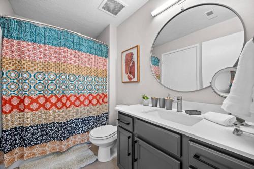 uma casa de banho com um lavatório, um WC e um espelho. em Heart of SLC Stocked w Everything you need em Salt Lake City