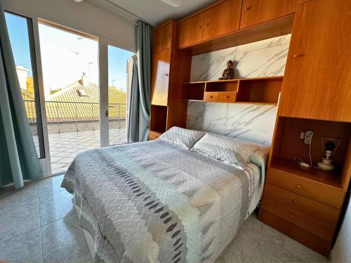 - une chambre avec un lit et une grande fenêtre dans l'établissement Loft a Pasos del Puerto y Playa en Lo Pagán, à Lo Pagán