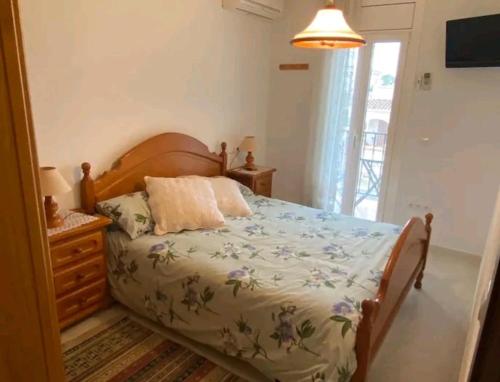 1 dormitorio con 1 cama, vestidor y ventana en 2 habitacions, aire fred i calent, piscina, parking, en Empuriabrava