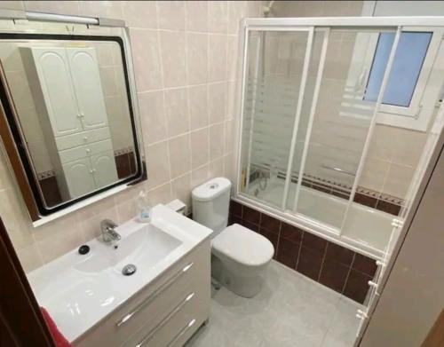 a bathroom with a sink and a toilet and a shower at 2 habitacions, aire fred i calent, piscina, parking in Empuriabrava
