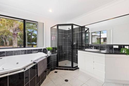Bilik mandi di Luxury Beachfront home in Hervey Bay