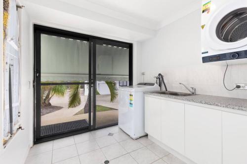 Dapur atau dapur kecil di Luxury Beachfront home in Hervey Bay