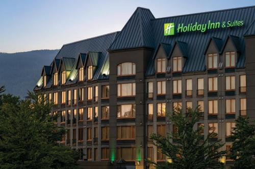 een groot gebouw met de Hudson Inn en suites bij Holiday Inn & Suites North Vancouver, an IHG Hotel in North Vancouver