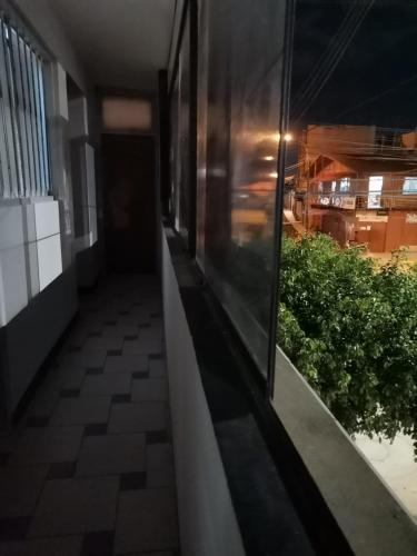 un pasillo de un edificio con plantas en el lateral en Hotel JK, en Pucallpa