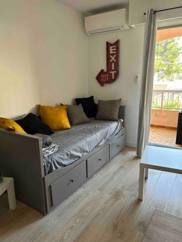 un grand lit dans une chambre avec une fenêtre dans l'établissement pin rollan beach, à Saint-Mandrier-sur-Mer