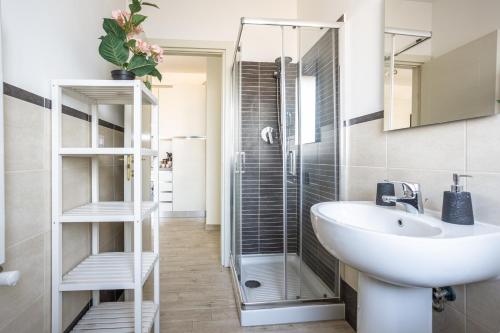 Ένα μπάνιο στο Urban Retreat -private parking+terrace