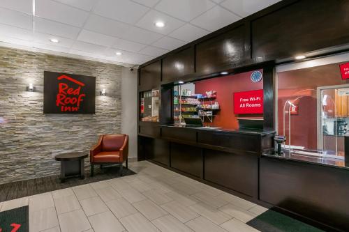 a waiting room at a red roof restaurant at Red Roof Inn Baltimore in Baltimore
