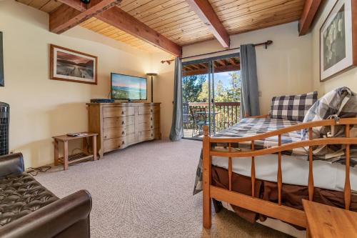 een slaapkamer met een stapelbed en een balkon bij King's Cabin - Spacious mountain home with picturesque views, fast internet! in Big Bear Lake