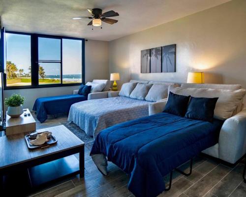 1 dormitorio grande con 1 cama y 1 sofá en Gorgeous view- Beach Village at Palmas Del Mar, en Buena Vista