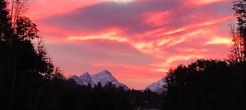 una puesta de sol con una montaña en el fondo en 4 Vientos, en Villa La Angostura
