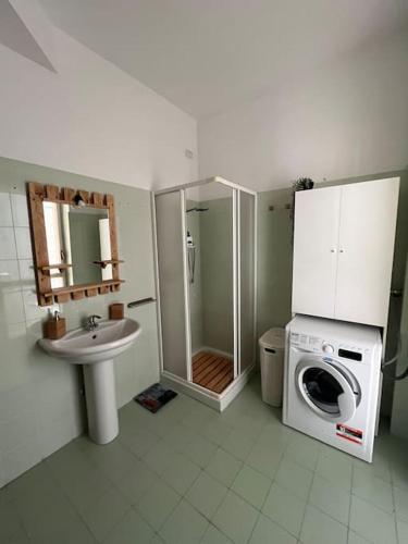 a bathroom with a washing machine and a sink at Appartamento Cassandra in Seregno