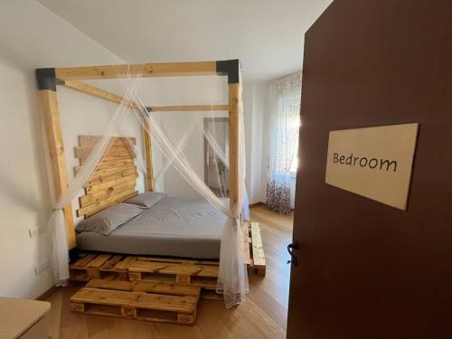 1 dormitorio con 1 cama con marco colgante en Appartamento Cassandra en Seregno