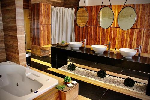 a bathroom with three sinks and a bath tub at "San Miguelito" El oasis urbano que necesitas para descansar! pool, gym, tenis in San Miguel de Allende