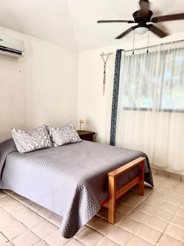 1 dormitorio con 1 cama y ventilador de techo en Estudio Con Alberca en San José del Cabo