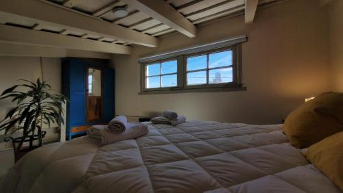 een groot wit bed in een kamer met een raam bij Interra Apart 1 Temporario in Salta