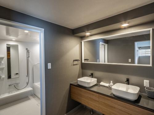 ニセコ町にあるShousugi Chalet by Elite Havensのバスルーム(シンク2台、大きな鏡付)