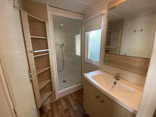 Kúpeľňa v ubytovaní Mobil-Home Fouras, 3 pièces, 4 personnes - FR-1-709-53