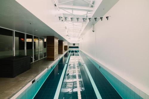 an empty swimming pool in a building at Sojourn Apartment Hotel - Ghuznee in Wellington