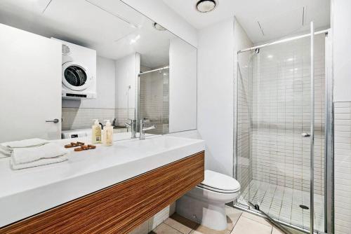 uma casa de banho com um lavatório e um chuveiro em The Patio Place near Crown Casino with Parking em Melbourne