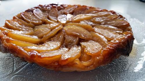 une tarte aux pommes posée sur une assiette en verre dans l'établissement Eagle's Nest Resort, à Anahim Lake