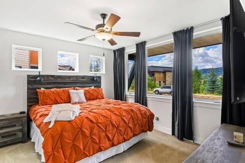 a bedroom with a bed and a ceiling fan at Mountain Vista Retreat in Steamboat Springs