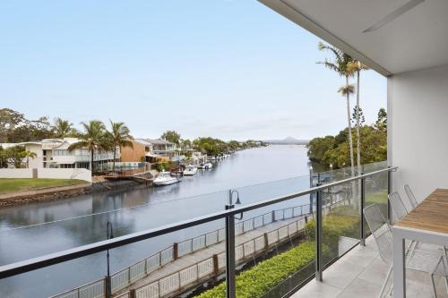 Blick auf einen Fluss in der Nähe des Aparthotels