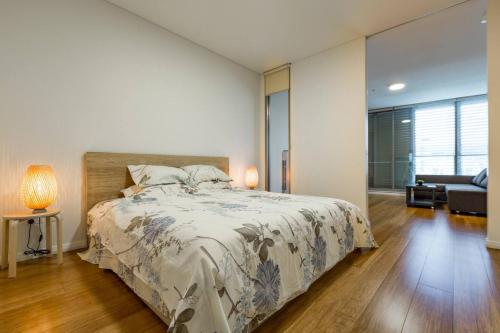 1 dormitorio con 1 cama y sala de estar en Sleek Chinatown Pad in the Heart of the CBD en Sídney