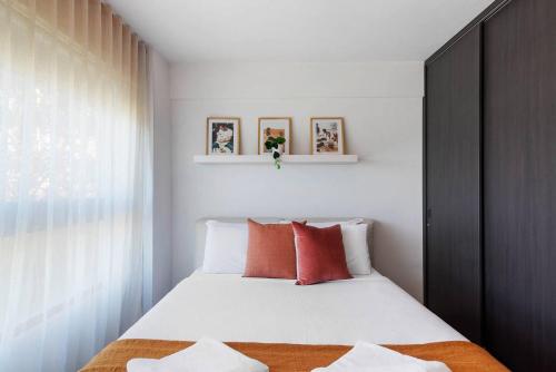 Ένα ή περισσότερα κρεβάτια σε δωμάτιο στο 'Mini Manhattan' Potts Point Harbourview Retreat