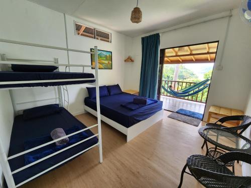 Kota BeludにあるBigfin beach resortのベッドルーム1室(二段ベッド2組付)、バルコニーが備わります。