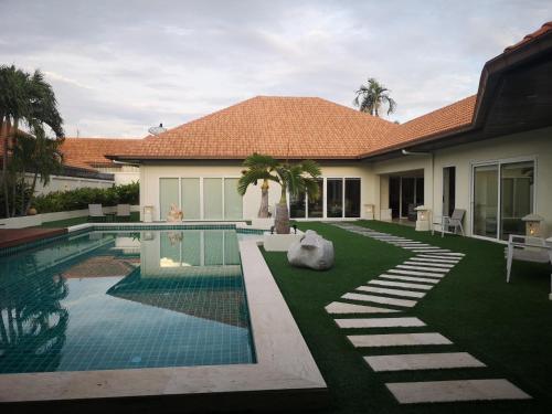 Fotografie z fotogalerie ubytování Pattaya Jomtien large pool 6 bed 5 bath villa v destinaci Jomtien pláž