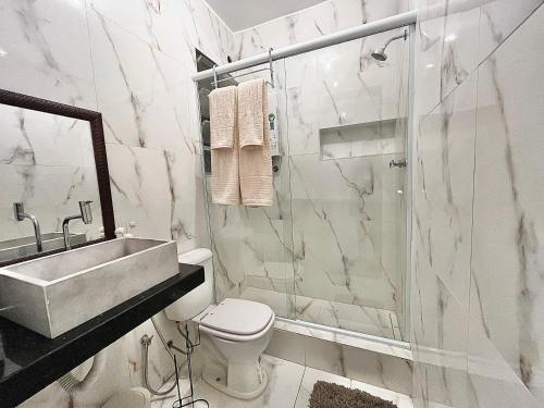 uma casa de banho com um lavatório, um WC e um chuveiro em Apartamento praia de Copacabana no Rio de Janeiro