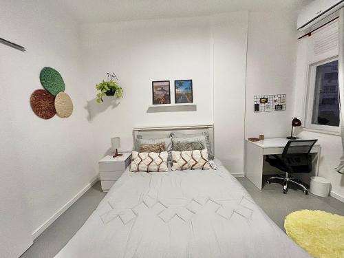Habitación blanca con cama y escritorio en Apartamento praia de Copacabana, en Río de Janeiro