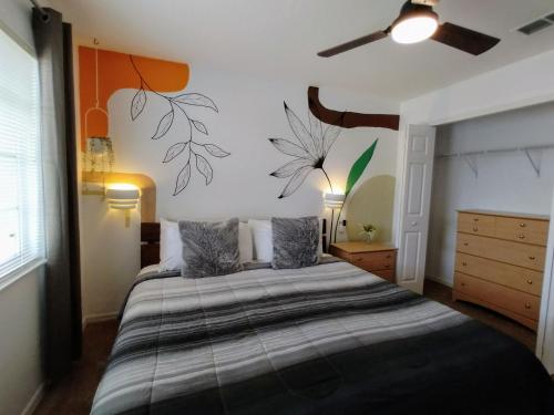 een slaapkamer met een bed met 2 kussens bij Stay in style near Disney !!!! in Kissimmee