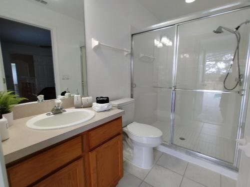 een badkamer met een douche, een toilet en een wastafel bij Stay in style near Disney !!!! in Kissimmee