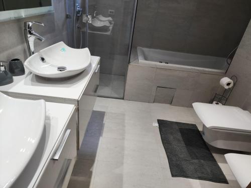 y baño con lavabo, aseo y ducha. en Appartement de luxe Marina Casablanca, en Casablanca