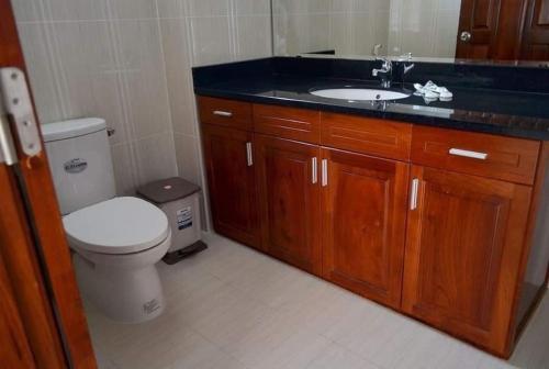 y baño con aseo y lavamanos. en Natural An Viên Villa, en Nha Trang