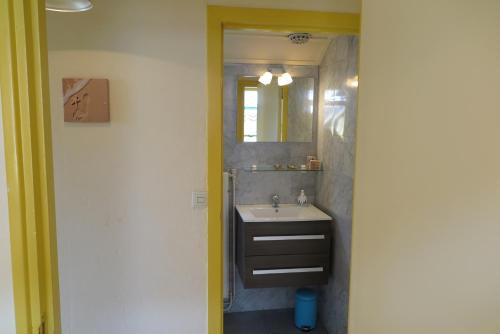Ett badrum på Zierikzee Appartement ZZ 41 B&B