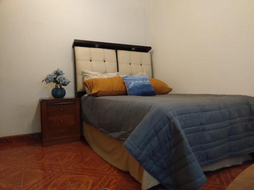 a bedroom with a bed and a nightstand with a bed sidx sidx at Casa del primo in Ixtapaluca