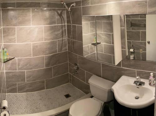 uma casa de banho com um WC e um lavatório em Fresh Private Apartment Lower level- 2 beds em Brampton