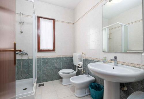 ein Bad mit einem Waschbecken, einem WC und einer Dusche in der Unterkunft Apartment in Porec - Istrien 44235 in Poreč